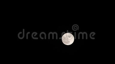 随着时间的<strong>推</strong>移，月亮从一个<strong>地</strong>方移动到另一个<strong>地</strong>方。