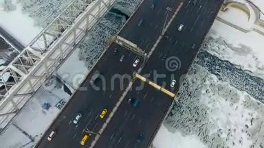 正上方-冬天在公路上行驶的汽车，桥梁。 从无人驾驶飞机俯视。