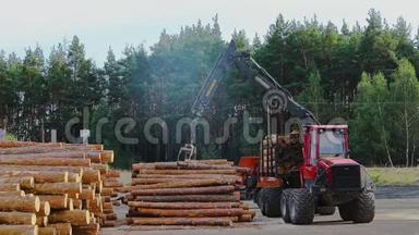 在卡车上用机械手装载<strong>原木</strong>，在锯木厂、锯木厂工作，工作过程，运输<strong>原木</strong>