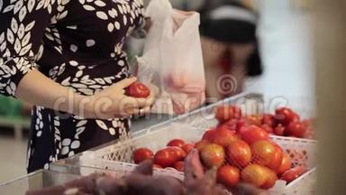 超市里年轻有魅力的女人挑选水果和蔬菜。