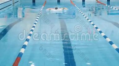 专业游泳运动员在帽式呼吸表演蝶泳
