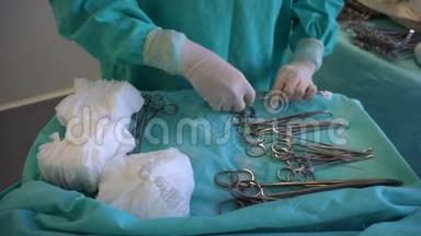 外科医生戴着蓝色手套准备手术前的器械。 擦拭手术夹。