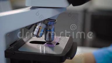 在一家私人诊所的实验室显微镜中，一个金属部分被近距离射击，病人的血液测试正在进行中