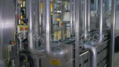 现代，明亮的不锈钢管道在工业工厂。