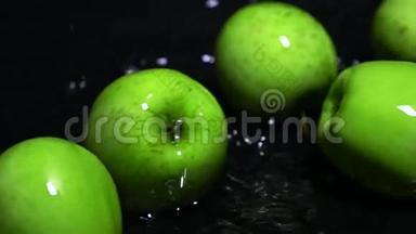 滚动湿绿苹果和水漾超慢动作视频.. 新生观念