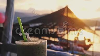 日落时分，在海滩咖啡馆喝一杯鸡尾<strong>酒</strong>，在海中划船。 1920x1080