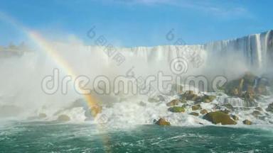 4K视频：一个惊人的尼亚加拉大瀑布和彩虹。 从底部看。 下降的水重增加了很多喷雾和雾