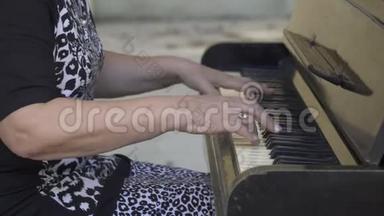 老妇人在弹钢琴