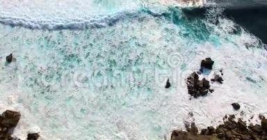 令人难以置信的海浪的空中镜头。 无人能窥见海浪如何在岸上撞击