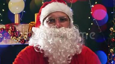 戴眼镜看照相机的圣诞老人的照片