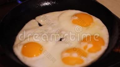 锅里煎鸡蛋。 每秒拍摄480帧。 破鸡蛋掉进煎锅里。 高清高清