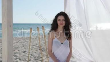 海滩上美丽的女孩，卷发的快乐女人，海边放暑假的女人