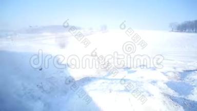 21.01.2018，乌克兰Chernivtsi-Suv，雪上车轮和冬季轮胎，近景