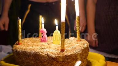 带有蜡烛的生日蛋糕在黑暗的房间里<strong>点燃</strong>烟火。 吹灭蜡烛