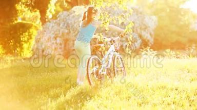 夏日阳光明媚，快乐的<strong>小女孩</strong>骑着自行车在<strong>草地上</strong>。