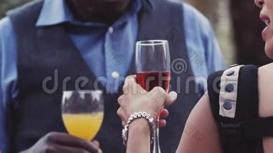 庆祝会，优雅的女人™他的手拿着一杯红酒。精美的戒指和金表