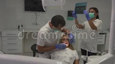 程序中的牙医。 牙科专家做<strong>口腔健康</strong>检查，当助理寻找