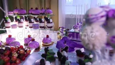自助餐桌上的糖果，婚礼，有糖果的桌子，自助餐甜点，美酒