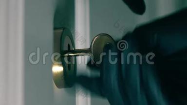 戴黑色手套的人用钥匙打开锁着的门。 安全，保密，解锁，侵入的概念.. K4特写