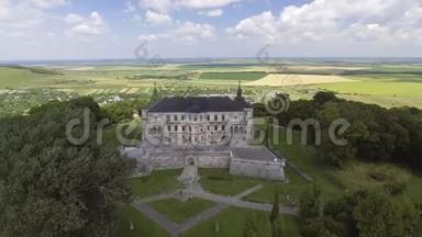4K. 乌克兰利沃夫地区比多罗戴茨基城堡的鸟瞰图