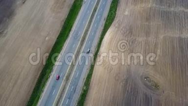 交通道路的鸟瞰图.. 汽车在高速公路上行驶，穿过美丽的乡村田野。