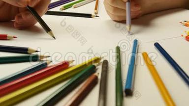 男人和女人用彩色铅笔画手的宏观镜头