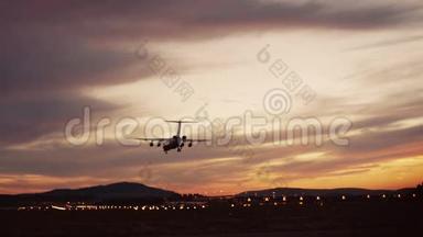 一架4发动机大型喷气式飞机降落在闪亮的小机场的录像。 机场灯光在后台.. 外部