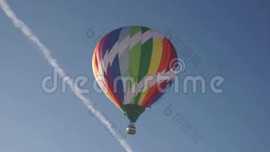空中彩虹热气球图片