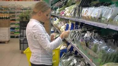 在<strong>蔬菜货架</strong>购物超市的女人