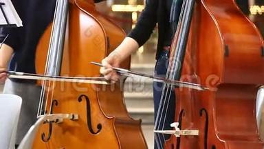 在大提琴上演奏<strong>古典音乐</strong>的<strong>音乐</strong>家的特写。