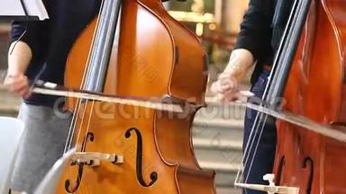 在大提琴上演奏古典音乐的音乐家的特写。