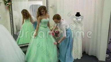 年轻女子在婚纱店挑选婚纱