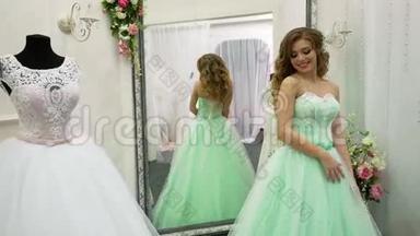 年轻女子在婚纱店挑选婚纱
