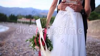 海滩上新娘手中的婚礼花束