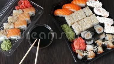 大寿司套有各种寿司卷，Maki，nigiri，gunkan在一个时尚的黑暗背景。 酱油和竹子