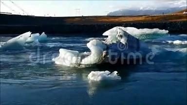 冰岛约库萨尔隆冰川泻湖漂浮冰山中流动的冰山