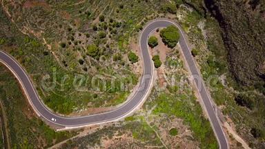 在西班牙加那利群岛的特内里费，一辆汽<strong>车</strong>沿着一条山路行驶的<strong>俯视</strong>图。 去泰德火山，泰德