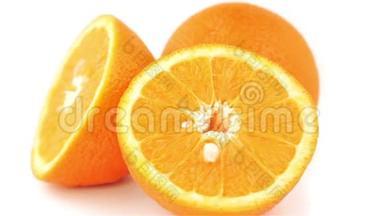 橙色切片360度打开白色背景。 全高清循环视频.. 新鲜和健康的有机食品