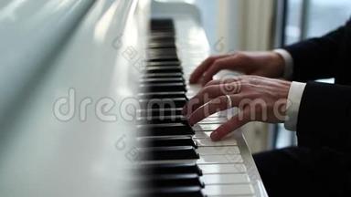 <strong>钢琴</strong>演奏<strong>钢琴</strong>，手指按过琴键，音乐家演奏旋律