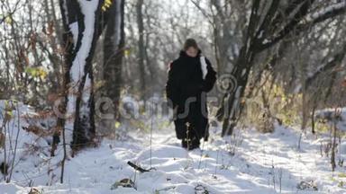 带着斧头在森林里的西伯利亚男孩。 在村里冬天穿着毛皮大衣的男孩。