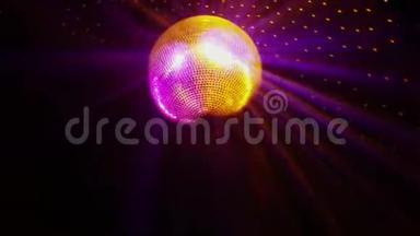 带有明亮光线的迪斯科球在天花板上旋转，以慢速运动的方式在聚会上发光。 1920x1080