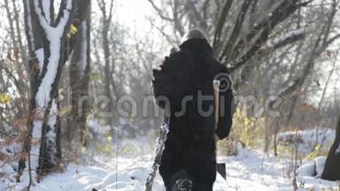 带着斧头在森林里的西伯利亚男孩。 在村里<strong>冬天</strong>穿着毛皮<strong>大衣</strong>的男孩。