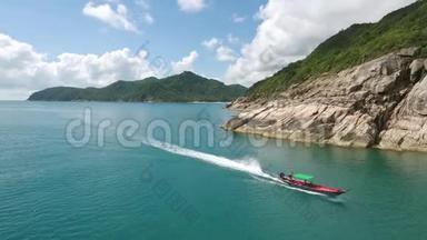 泰国汽车长尾船与游客。 在水上留下一条长长的白色泡沫小径的船。 概念影片<strong>简介</strong>