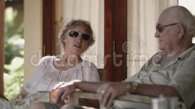 年长夫妇坐在院子里放松