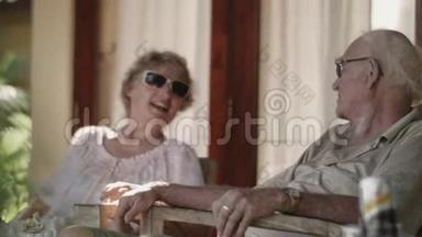 年长夫妇坐在院子里放松