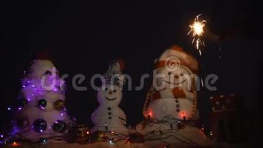 圣诞快乐，雪人快乐。 和雪人新年快乐。 雪人幸福的一对。 雪人庆典