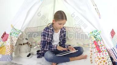 儿童在<strong>游乐场</strong>玩平板电脑，儿童在帐篷，女孩在<strong>游戏</strong>室使用设备