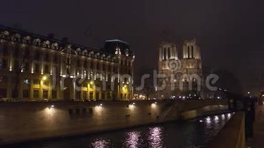著名的巴黎圣母院大教堂的西立面夜间照明.. 受欢迎的旅游目的地。 4K视频