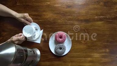 咖啡馆里的老年妇女和女服务员在她的杯子里倒咖啡，俯视，慢镜头高清视频