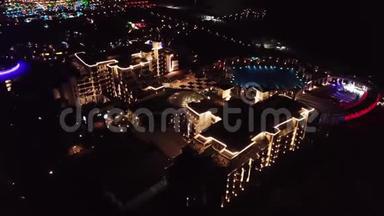 晚上在豪华度假酒店领土上鸟瞰。 录像。 酒店建筑群内部照明的夜景